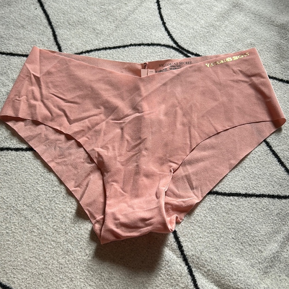 Light peach NWT Victoria’s Secret sz M hiphugger panty